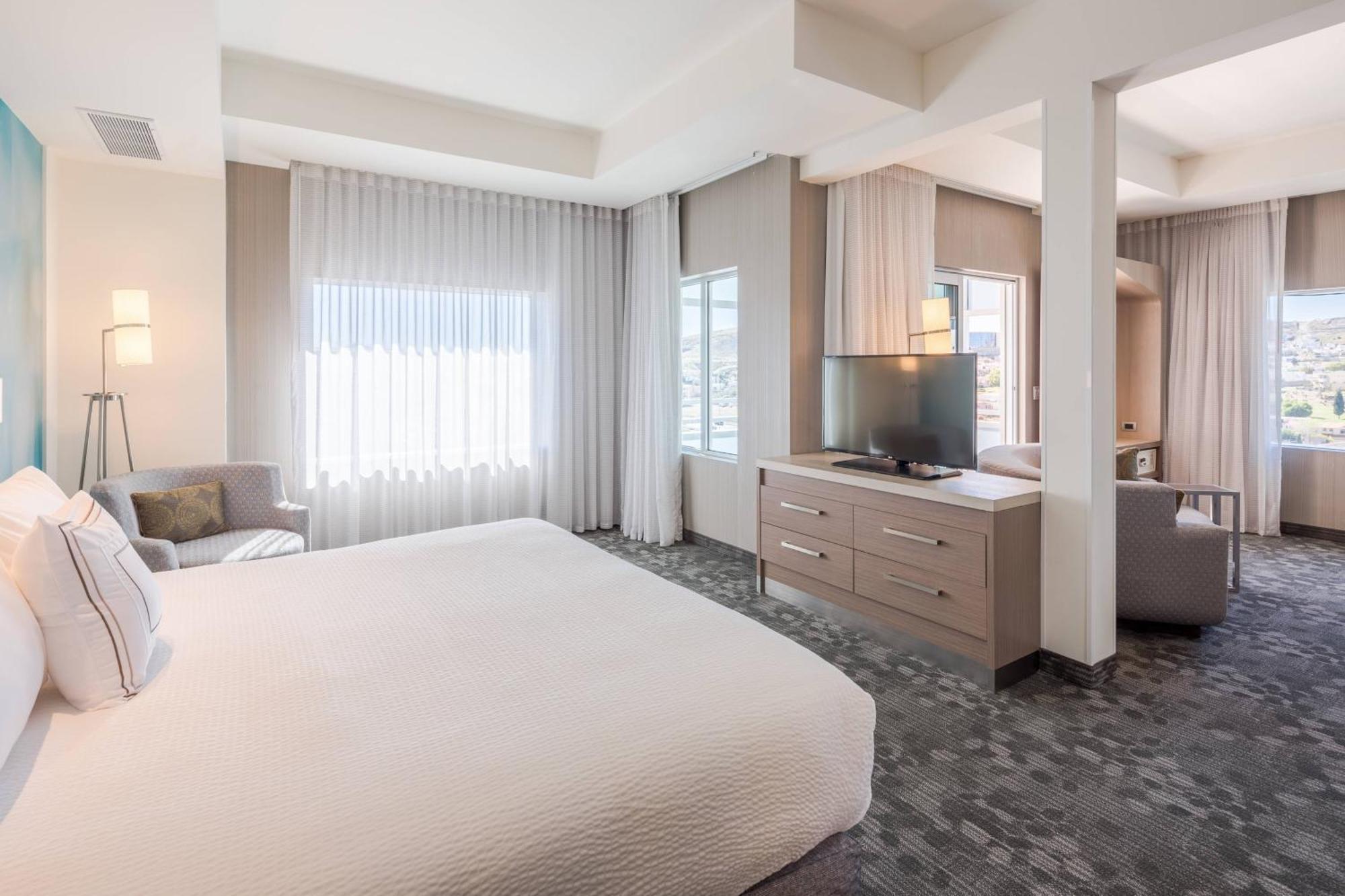 Courtyard By Marriott Chihuahua Hotel Exterior foto